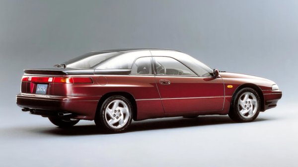 След култовото XT, Subaru атакува американския пазар с не по-малко странния модел SVX. В ерата на успешните японски спортни купета Toyota Supra и Mazda RX-7, Subaru решава да лансира върхов GT автомобил. Известният дизайнер Джорджето Джуджаро нарисувал дизайна, вдъхновявайки се от авиацията, което обяснява подмяната на острите ръбове с по-елегантни и заоблени форми.
