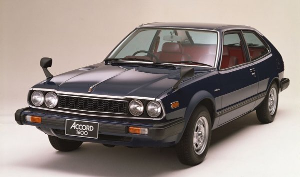 Втората половина на 70-те е времето на диското и крещящия стил. Но точно тогава дебютира един от най-разумните и сдържани автомобили в историята. Американските бюджетни предложения от епохата са откровени боклуци като Chevrolet Vega и Ford Pinto; срещу тях японците предлагат един внимателно проектиран, практичен и най-вече надежден автомобил. Като размери е несравнимо по-компактен от днешния Accord, по-малък е даже от Jazz. 1.6-литровият му двигател има 68 коня - които само допреди няколко години биха се сторили срамно малко на американските клиенти, но след петролната криза изведнъж започват да звучат привлекателно. Интериорът е просторен, добре организиран, а добре оборудвана кола струва едва 4000 долара. На всичкото отгоре надеждната механика прави Accord привлекателен и за любителите на тунинга и спортното шофиране. 
