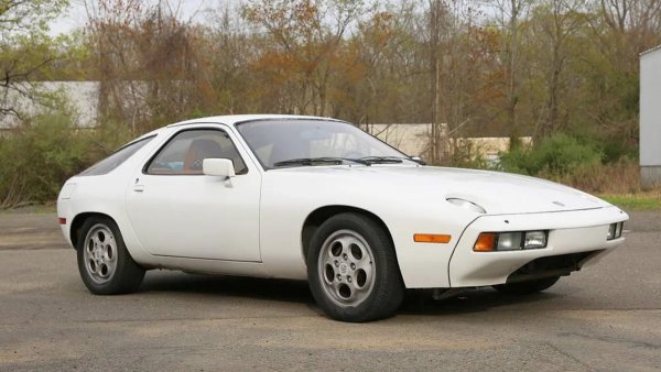 В епоха, когато всички пестят от развойна дейност и се вманиачават по малките мотори, това Porsche изгрява като свръхнова. Задвижвано от ултрамодерен за онова време 4.5-литров V8 с алуминиев блок и 219 коня, с иновативно окачване, настройка на педалите, задно монтирана трансмисия с пет степени, Recaro седалки и вентилация на жабката, 928 е коренно различно от добре познатото 911. 
Днес го смятаме за относителен неуспех, защото така и не успя да се наложи за сметка на по-стария модел. Но всъщност 928 бе удивителна кола, която въпреки сериозната си цена (26 150 долара) остана на пазара почти две десетилетия - и бе напълно адекватна даже на финала на производството си през 1995. 
