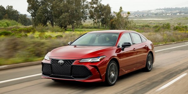 При големите автомобили печели хибридният седан Avalon, който смени поколенията си през януари 2018 г. Той се задвижва от 2,5-литров бензинов двигател и електротомотор. Моделът на Toyota е предпочетен пред Acura TLX и Lexus ES. Цената на тествания модел е 38 643 долара.