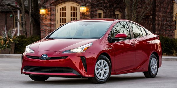 Най-добър "зелен" автомобил е хибридният Prius, който също беше обновен през миналата есен и получи система за задвижване на четирите колела като опция. Моделът е оборудван с допълнителен електромотор на задната ос, който се задейства при стартиране от място и работи при скорост от 0 до 9 км/ч. Цената на тествания модел е 27 323 долара.