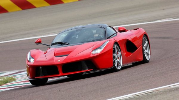 LaFerrari е хибрид, което не допада на най-правоверните фенове на марката, но пък няма нищо общо с Toyota Prius. Все пак, бензиновият мотор е V12, а задвижващата система засилва над 1000 конски сили към задния мост.