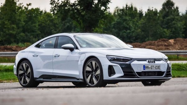 Въпреки проблемите Audi отчита спад само от 0,7% спрямо 2020 г. Донякъде за това помага и сериозния ръст на продажбите на електромобили – 57,5%. Като цяло компанията е реализирала 87 894 чисто електрически коли на различните пазари. 

Като цяло, основният пазар за марката си остава Китй - 701 289 коли. В САЩ са продадени 196 038 автомобила, а в Германия - 180 883. С 39 356 продадени автомобила Audi Sport се справя отлично, като ръстът при него е 34,2%.