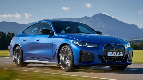 Страхотна година за Bayerische Motoren Werke, като увеличението спрямо 2020 е 9,1%. Заедно с Mini и Rolls-Royce са регистрирани над 2,5 милиона нови регистрации по целия свят. Базираната в Мюнхен компания се представя отрично и при електрически автомобили, като при тях ръстът е 133,2% - до 103 885 единици.

Добре се представя и M-подразделението на марката, което отчита ръст от 13,4% - до 163 542  продажби, като за това помагат новите M3/M4. Така BMW е новият господар на премиум-сегмента.