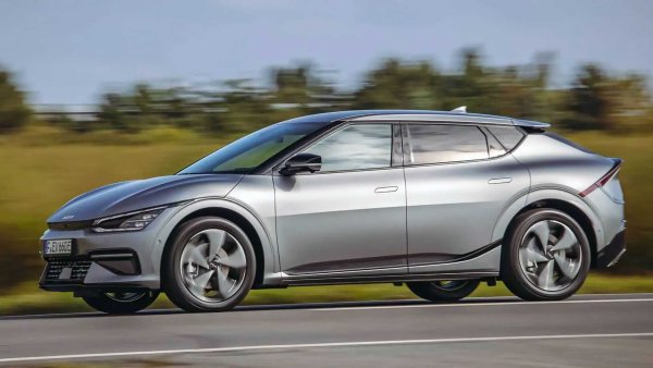 Още една силна година за Kia с ръст от 6,5% спрямо 2020 г. Най-продаваният модел (както се очакваше) е Sportage с 363 630 бройки. През 2022 г. корейците искат да увеличат продажбите до 3,15 млн, като за това трябва да допринесе и електрическа звезда EV6. 