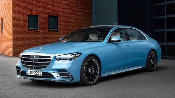 Mercedes вече не е номер едно сред трите големи германски премиум-марки. Спад от 5% в сравнение с 2020 г. и едновременният растеж на BMW означават падане на второ място. Базираната в Щутгарт компания обвинява кризата с чиповете за по-лошия резултат.

В същото време най-скъпите модели на марката отчитат ръст, като при S-Class той е 40%. Рекордни продажби в историята си отчита G-Class. Увеличение на продажбите отчитат в луксозното подразделение Maybach (16,7%) и в спортното AMG (50,8%).