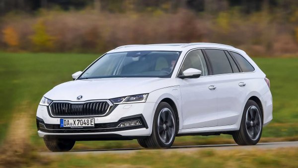 Дойната крава на чехите е и си остава Octavia, от която през 2021 г. са продадени над 200 000 бройки. Следва я Kamiq със 120 700 бройки, а малко след това е Karoq със 119 200. В световен мащаб дъщерното дружество на VW от Млада Болеслав е загубило 12,6% в сравнение с 2020 г. 