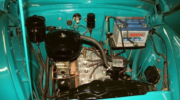 Този двигател присъства в списъка, дори само поради причината, че &bdquo;Победа&ldquo;, на която се появява, сама по себе си е емблематична кола. Първият масово произвеждан следвоенен съветски лек автомобил, символ на прехода към мирните пътища, символ на края на войната... И за мнозина - билет за света на автомобилите. Да, M-20 едва ли може да се нарече революционен от техническа гледна точка: като цяло той се появява чрез модернизиране на предвоенния двигател ГАЗ-11, заимстван от Dodge D5.
ГАЗ-11 е шестцилиндров, но в трудни следвоенни времена е необходим по-прост двигател, така че M-20 стана четирицилиндров.
