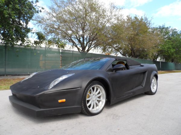 Всеки мечтае да притежава собствено Lamborghini Gallardo и то на разумна цена! Но ако се захванете да правите свое Gallardo, тогава се придържайте към основите на легендарния модел - това е двуместен спортен автомобил със среден двигател. Базиран на Dodge Stratus с преден двигател, тази кола има много малко общо с истинското Lamborghini. Това обаче не спря купувачите в eBay да наддават за нея.
