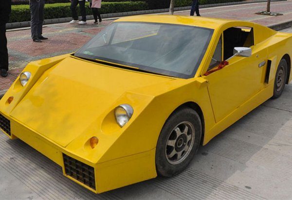 Да, това отново е Lamborghini, поне според замисъла на автора. Създаването му отнема цяла година, като собственикът му започва от нулата, използвайки тръби и ламарина. Преработката на тази кола струва 3000 долара, като на външен вид тя е много далеч от моделите на италианската марка и повече прилича на недоразумение от епохата на СССР.