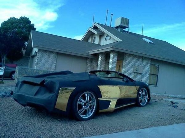 Това странно творение е базирано на Pontiac Firebird от 1997 г. И не е ясно какво е накарало собственика да го превърне в това чудо. Каросерията е направена от нещо наподобяващо филц или килим, като изглежда, че се е разтопила леко в жегата. Впечатляващи са и детайлите, облепени с фолио. Наличието на колела подсказва, че това чудо може да се кара!