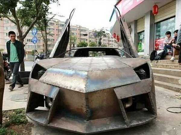 Вероятно сте забелязали, че повечето от репликите в този списък са на модели на Lamborghini. И това творение на базата на Nissan Cefiro също е Lambo. Трудно е да си представим колко тежи, но металната броня го прави шик-вариант в случай на зомби апокалипсис! 