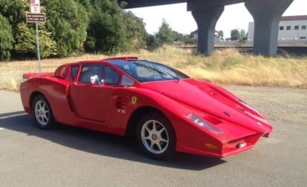 Какво ли е накарало собственика на Pontiac Fiero толкова да осакати колата си? Мислите ли, че само странно оформената предна част го отличава от Ferrari Enzo? Всичко по нея е ужасно, като не ясно как това недоразумение може да се сравнява със суперколата, кръстена на Енцо Ферари. 