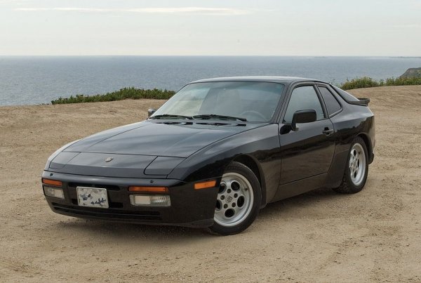 Дебютирало през 1982, 944 бе еволюция на предишния модел на Porsche с предно монтиран двигател - 924. То ползваше същата платформа, но предлагаше повече мощност и доста повече комфорт. Днес прилично съхранено 944 Turbo струва към 15-20 хиляди долара. 
