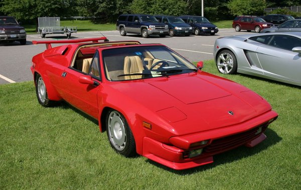 Не е най-популярното Lamborghini в историята, но причината е, че е доста рядко - едва около 400 са били произведени. Представено през 1981, това е последното "Ламбо" с V8 двигател чак до появата на Urus. Идеята е то да е по-достъпната кола на марката, малко по-слаба и по-евтина от Countach. Дизайнът е на Бертоне, 3.5-литровият мотор развива 259 конски сили и 305 Нм въртящ момент. 
 