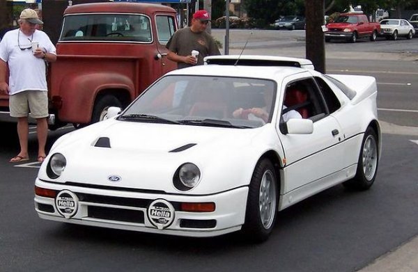 Още едно наследство от правилника на ралитата в Група В, който принуждаваше производителите да продадат поне по 2500 бройки на нормални клиенти, за да могат да се състезават. Резултатът е един рали автомобил за цивилна употреба, с 250 конски сили от 1.8-литровия турбомотор на Cosworth (вместо с 350 или 450 като състезателните версии). 
 