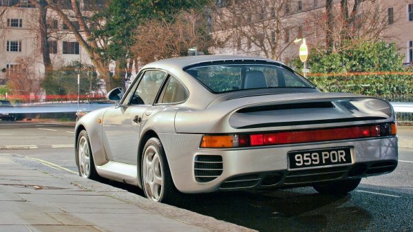 Когато излезе на пазара, това бе най-бързата кола в света, развиваща 339 км/ч в S-версията. И също най-напредничавата в технологично отношение, със системи за следене на налягането в гумите, с новаторско задвижване на четирите колела, и с корпус от кевлар. Борис Бекер купи една от първите произведени бройки.
