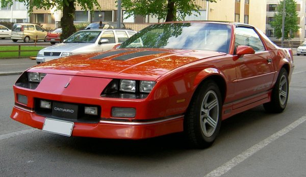 Тази генерация на Camaro едва не остана в историята като най-калпавата заради немощния си базов мотор. Но после Chevrolet добави спортната версия IROC-Z - с преработено окачване, директно впръсване и специални джанти, 5-литров мотор и 215 коня. IROC е съкращение от International Race of Champions.
