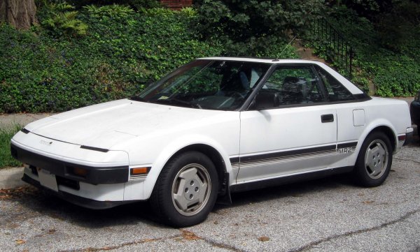 Още една кола, която отлично улавя загубения днес дух на 80-те: ръбеста, малка, простичка и направена с главната мисъл да е забавна за каране. С напълно независимо окачване, умерено тегло (950 кг за японската версия) и жизнени 1.5- и 1.6-литрови моторчета, първата генерация на MR2 все още е изгодна покупка, ако намерите добре запазена кола. 
