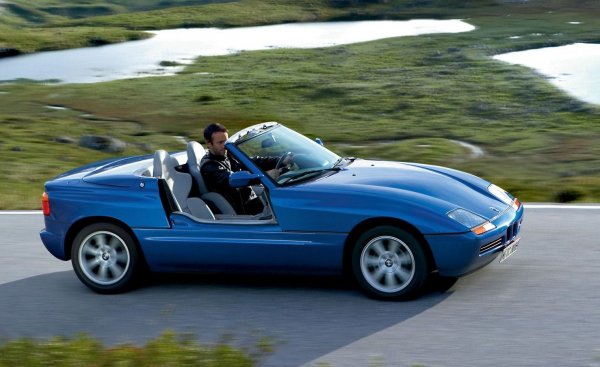 Първият модел в новата Z-гама на баварците се появи през 1989 и остана на пазара рекордно кратко - по-малко от три години. Което днес го прави още по-желан от колекционерите. Пластмасовите панели и вертикално плъзгащите се врати го отличават от последвалото го и далеч по-масово Z3. Това е и една от първите коли на баварците с многозвенно задно окачване. 
