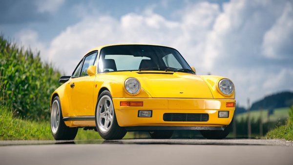 Преди Алоис Руф да се захване с тази кола, тя е била просто Porsche 911. Но след неговата намеса се превърна в най-бързия автомобил в света, успял да развие 342 км/ч на пистата "Нардо" през 1987. Американците от списание Road & Track, които проведоха теста, дадоха на колата прякора "жълтата птица". 
Според Ruf колата има 469 конски сили и 553 Нютонметра максимален въртящ момент. Само 29 бройки са произведени от шасита, купени от Porsche, и още двайсетина са създадени с доработка на клиентски Carrera. Цената също е за рекордите на Гинес: 233 000 долара. 
