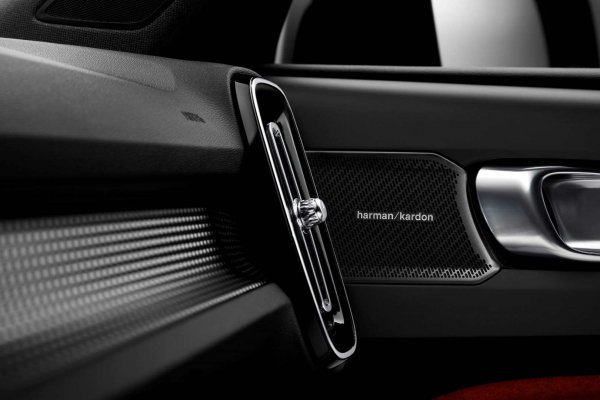 Американска компания, която вече е част от южнокерейската Samsung Electronics. Основана е през 1953 година от Сидни Харман и Бърнард Кардон. В модела Volvo XC40 например, системата е съставена от 13 високоговорителя, включително субуфер с въздушно охлаждане, с мощност 660 вата. С Harman Kardon са оборудвани и модели на Audi, BMW, Land Rover, Mercedes-Benz, Buick, Kia, MINI, Chrysler, Alfa Romeo, Dodge, Jeep, Ram, Toyota, Honda, Jaguar, Suzuki, Mitsubishi, Nissan, Subaru и др. 