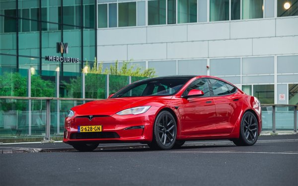 През 2020 бутилка австралийско вино Penfolds Grange Hermitage 1951 беше продадена на търг за 142 131 долара. Този рядък екземпляр е създаден в самото начало на производството на тази легендарна марка. Уникален по своя богат вкус и историческо значение, това беше първото издание на Grange Hermitage, което постави началото на модерната ера на австралийското винопроизводство.

За 140 000 долара можете да закупите Tesla Model S 130D kWh Plaid, електрическа кола, която въплъщава иновация и мощност. С три електрически мотора, генериращи комбинирана мощност от 1020 к.с., Model S Plaid ускорява от 0 до 96 км/ч само за 2,1 секунди и развива максимална скорост от 322 км/ч. Този седан пробег до 628 км с едно зареждане, което го прави един от електрическите превозни средства с най-голям пробег. Благодарение на всичко това Tesla Model S Plaid се превърна в символ на бъдещето на автомобилната индустрия.