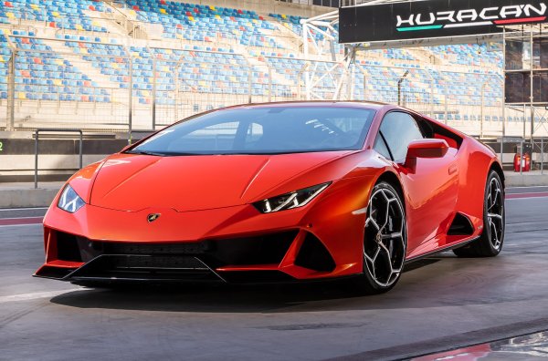 Чисто новите суперколи Lamborghini Huracan Evo и Huracan STO попаднаха в кампания за изтегляне почти веднага след пускането им на пазара, а причината е, че не се отварят вратите им. През юни на сервизите бяха поканени собствениците на 21 автомобила, произведени от 2 до 9 май тази година. При тях вратата на шофьора е сглобена неправилно и не винаги е възможно да се отвори отвън.