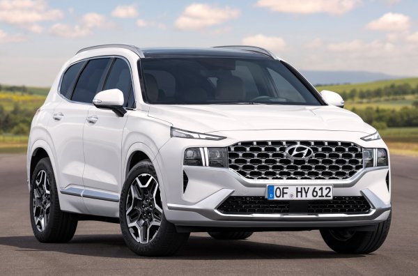 При новите кросоувъри беше открит забавен дефект - изображението на цифровото табло се обърна с главата надолу. Засегнати от проблема се оказаха 714 хибрида, произведени от 25 октомври до 1 декември миналата година, като не е регистриран нито един инцидент или нараняване поради този &bdquo;бъг&ldquo;.