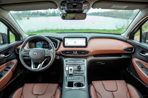 Потребителите на социалните мрежи се шегувааха, че това е опция за автомобили от австралийския пазар. Във всеки случай е трудно да се види текущата скорост или други данни на &bdquo;обърнати&ldquo; инструменти. Причината е в един от резисторите, използвани в мултимедийната система, който не работи правилно при ниски температури. Картината на дисплея се преобръща само при първото стартиране на двигателя след дълъг престой на студено.