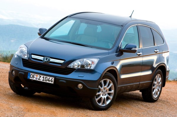 Часовниците на старите автомобили от двете марки внезапно се върнаха две десетилетия назад. Това установиха техните собственици, които в началото на тази година видяха, че обикновеният часовник в салона на колите им показва 2002 г. Те се опитаха да решат проблема, като сверят устройствата ръчно, но това се оказа неуспешно &ndash; часовникът показва вярно, докато двигателят работи, но след спиране се връща обратно.