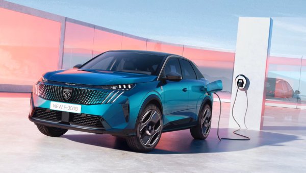 Френският автомобилен производител реализира 478 687 бройки, записвайки спад от 3% спрямо същия период на миналата година. Пазарният дял на Peugeot в Европа сега е 5,4%.
