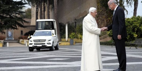 За да се гарантира допълнителна сигурност, стъклото около кабината е устойчиво на куршуми. Подобна защита има всяка кола, използвана от папата след опита за убийство на Йоан Павел II през 1981 година.
