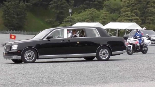 Лимузината е толкова ексклузивна, че не може да се купи от дилърски център на марката, а се предлага само от някои специални представителства на Toyota. Тя се задвижва от V8 двигател с 375 конски сили и електромотор, като съвкупната мощност е 425 конски сили. Колата се използва само от кралски особи или от японски дипломати.
