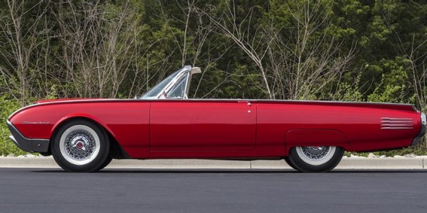 Същият модел е използван през 1961 година за "пейс кар" (водеща кола) на старта на легендарното състезание "500 мили на Индианаполис". Кенеди толкова обича тази кола, че за парада по случай встъпването му в длъжност използва 50 такива кабриолета.
