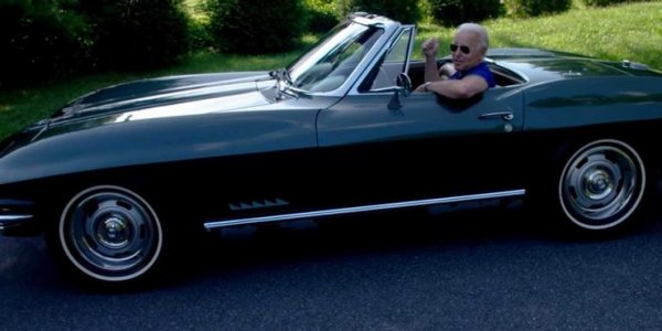 Красивият Corvette Stingray  C2 от 1967 година е ярък пример за това, колко новият президент на САЩ обича този модел. Няма как да се отрече, че Stingray е една от най-красивите коли, произвеждани някога, а конкретно тази е сватбен подарък на Джо от баща му. 
