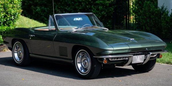 Красивият "звяр" се задвижва от двигател L78 V8, който генерира 350 конски сили и позволява ускорение от 0 до 100 км/ч за 5,8 секунди. Благодарение на уникалния си дизайн, този Corvette е един от най-емблематичните автомобили, създавани някога от Chevrolet.
