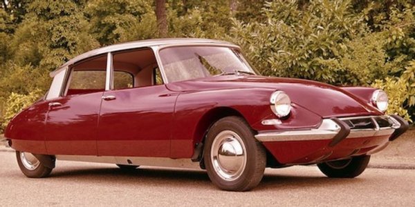 Машината е с регулируеми амортисьори, чиито настройки се променят в зависимост от пътя. Благодарение на тази система, когато при атаката срещу Де Гол и четирите гуми са пробити от куршуми, шофьорът запазва управлението и дори успява да ускори, за да измъкне президента.
