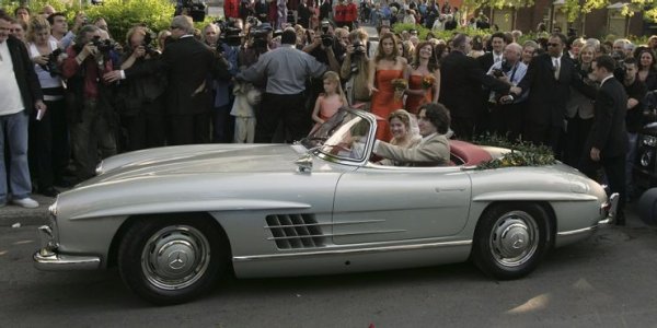 Канадският премиер получава автомобила като наследство от баща си и го управлява на сватбата си през 2005 година. Mercedes-Benz 300 SL е сред най-емблематичните модели, създавани някога от германския производител, а когато се появи през 1955 година, това беше най-бързата кола в целия свят.
