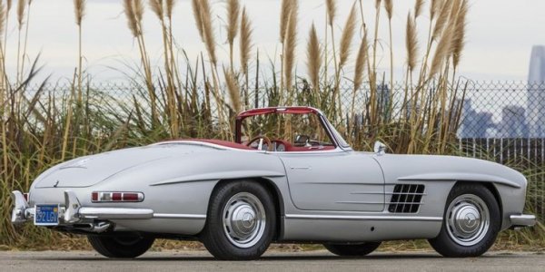 Под капака му е поставен от 3,0-литров шестцилиндров двигател, който генерира 240 конски сили и позволява достигане на максимална скорост от 262 км/ч. Колата обаче се превръща в икона, благодарение на вратите тип "крила чайка", които се предлагат само за версията купе. 
