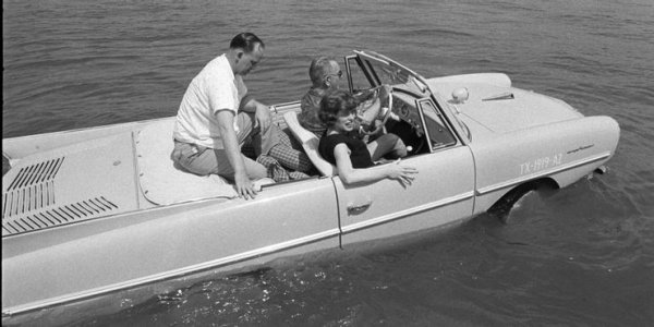 Това е може би една от най-екстравагантните коли, създавани някога, тъй като може да се движи както на сушата, така и във водата. Американският президент обича автомобила, като често вози с него гостите в своето ранчо и дори се шегува с тях.
