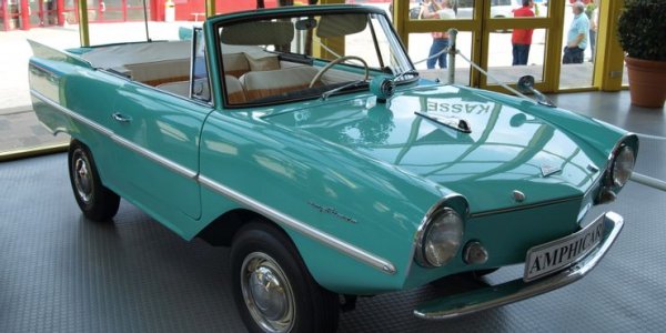 Любимата шега на Джонсън е да се изкачи на хълма и да се засили към езерото, като след това започва да крещи, че спирачките не работят за ужас на пътници в колата. Amphicar се произвежда от 1961 до 1968 година и има две витла под задната броня, които позволяват на превозното средство лесно да се движи и във водата.