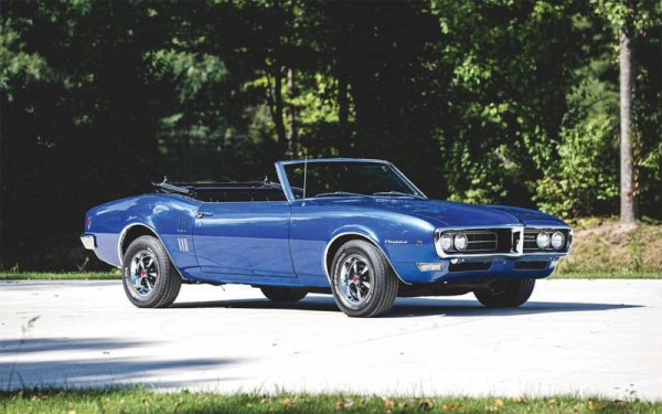 Автомобилът е впечатляващ с това, че под капака му е поставен еди доста рядък двигател – редови с 6 цилиндъра. Благодарение на неговата конструкция, той е достатъчно мощен, но пък е по-лек от V8 моторите и така подобрява управляемостта на кабриолета.