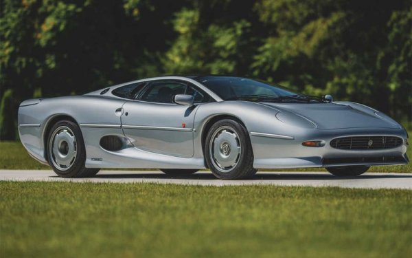 Със сигурност това е един от най-интересните автомобили, произвеждани някога от Jaguar. Той отдавна се превърнал в любимец на колекционерите. А предлаганата на търг машина е още по-привлекателна заради малки си пробег &ndash; 6822 км.