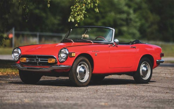 Honda S800 изглежда невероятно, но обемът на двигателя е само 0,8 литра. От друга страна той се развърта до 8500 об/мин, което превръща този мъник в напълно прилична спортна кола.