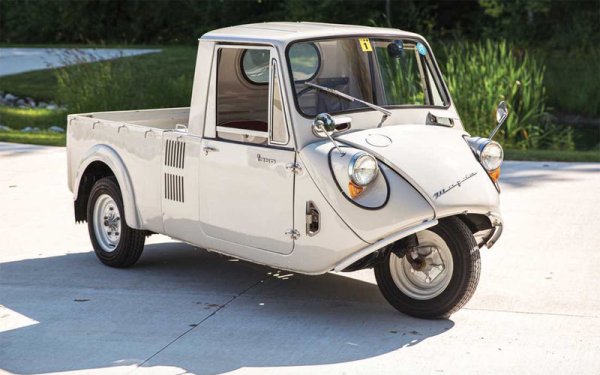 Пикап на три колела, който представлява кръстоска между автомобил и скутер с голяма товарно пространство. Този автомобил няма как да остави никого равнодушен. И със сигурност бързо ще си намери нов собственик.