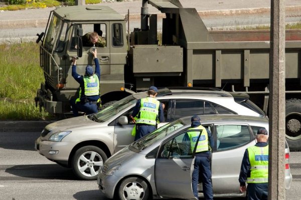 Акция на полицията в Естония за пияни шофьори. Наричат я "Всички духат".