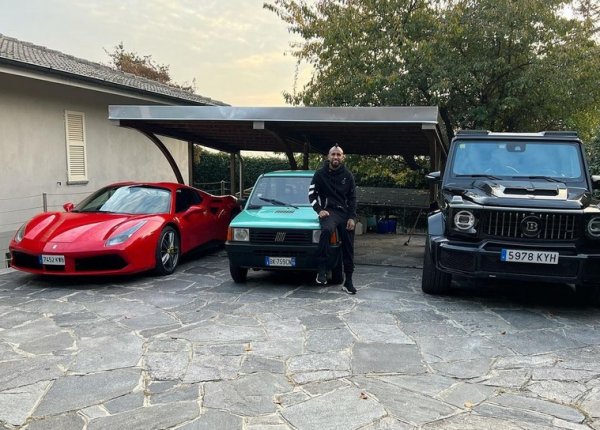 Артуро Видал е прочут със страстта си към автомобилите, но досега тя избиваше в покупките на машини като Ferrari или Brabus. Последната придобивка на чилиеца обаче е именно Panda, и то не модерна, а от фейслифта на класическото първо поколение от началото на 90-те. Ако се съди по реакцията на Видал в Instagram, тази кола му е по-ценна от другите. "Най-после пристигна, мечтата е сбъдната!", писа футболистът. "Защо ми е голям SUV или лимузина, щом си имам моята Pandita!".
