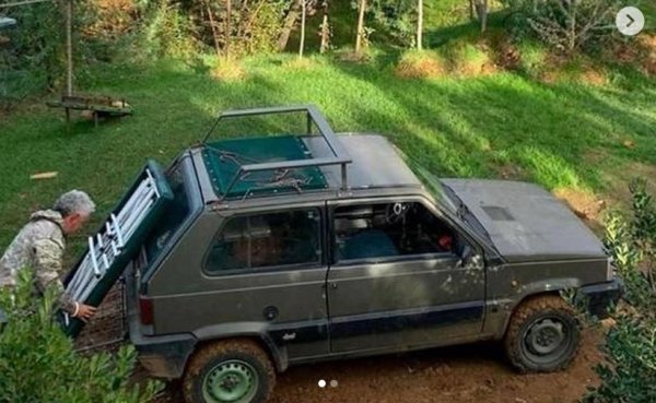 Най-прочутият фен на Panda 4x4 е самият Роберто Баджо. При това бившият носител на Златната топка не използва колата като куриоз, с който да вдига шум в социалните мрежи - не, това е просто изборът му за ежедневна кола, който така и щеше да остане неизвестен за широката публика, ако по време на една ваканция у дома дъщеря му не го бе снимала и публикувала в Instagram. Естествено, снимката стана сензация и колата набързо бе прекръстена на Il Divin Pandino - по аналогия с Il Divin Codino, прякора на Баджо като играч. Впрочем ако не сте гледали биографичния филм Baggio: The Divine Ponytail по Netflix, горещо ви го препоръчваме. Той е хубав поглед към един футболист, който не беше като останалите - и на терена, и в живота. 
