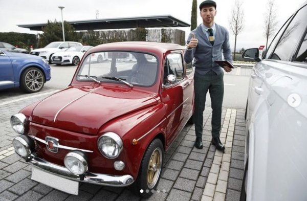 Паркингът пред тренировъчната база на "Реал Мадрид" обичайно е задръстен от Lamborghini и Bentley. Но защитникът Серхио Рамос периодично разреждаше автомобилното напрежение, като се появяваше там с миниатюрен Seat 600 от 1971 година. Футболистът разказа, че малката количка, лиценз на Fiat 600, му е скъп подарък от брат му. 
